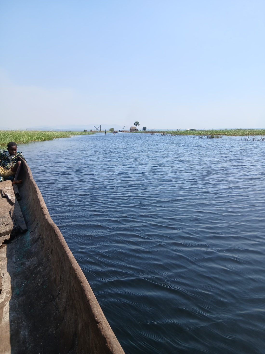 Traversée en pirogue lors d'une mission hydrogéologique